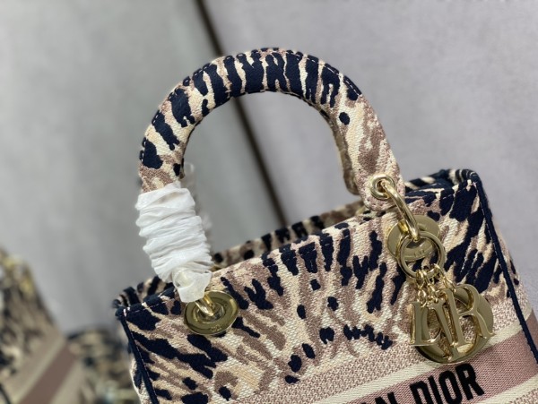 Handbag   Dior  size  24 cm