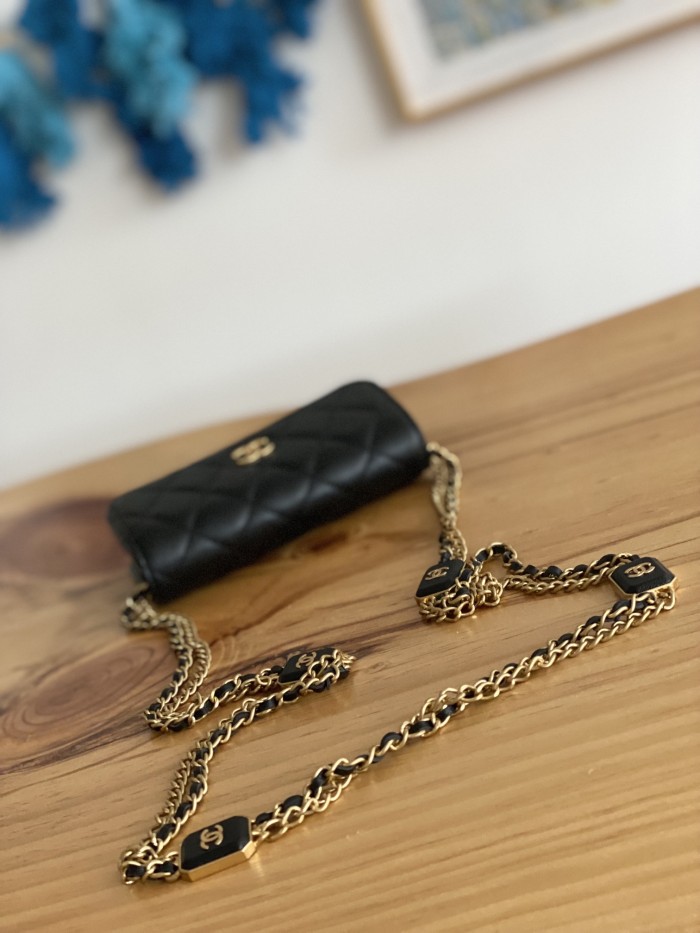 Handbag  Chanel   81216  size 15.2 9.5   3.5 cm