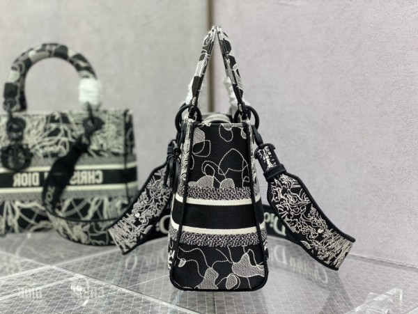 Handbag   Dior  size 24 cm