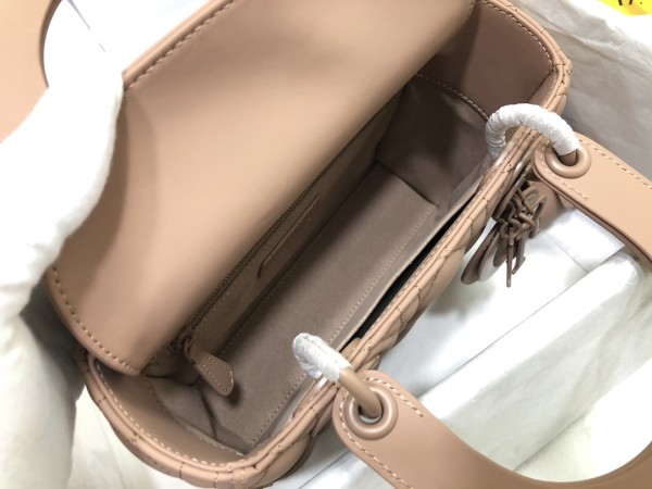 Handbag  Dior  M0538  size  20*16.5*8  cm