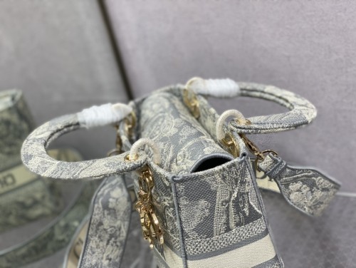 Handbag   Dior  size 24 cm