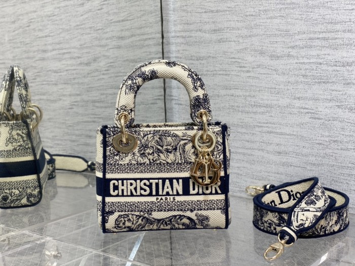 Handbag   Dior  size 𝟏𝟕 𝐜𝐦