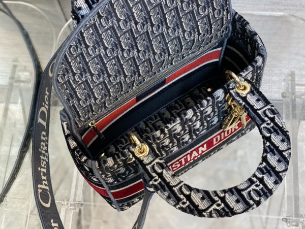  Handbag   Dior  size  24 cm