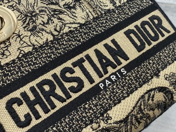 Handbag   Dior  size  𝟏𝟕 𝐜𝐦 