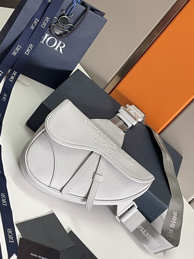  Handbag   Dior  size  26 x 19 x 4.5  cm