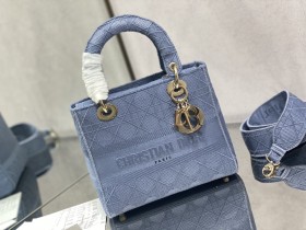 Handbag   Dior  size 24 cm