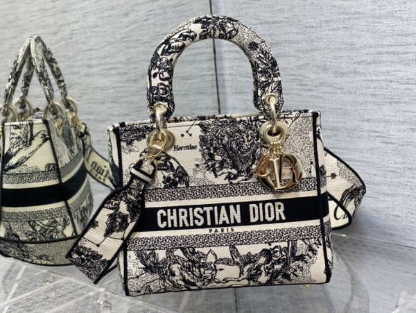  Handbag   Dior   size 24 cm