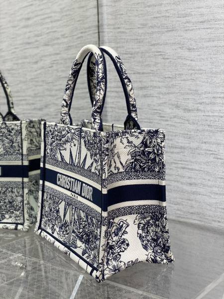 Handbag   Dior  size  26*8*22 cm