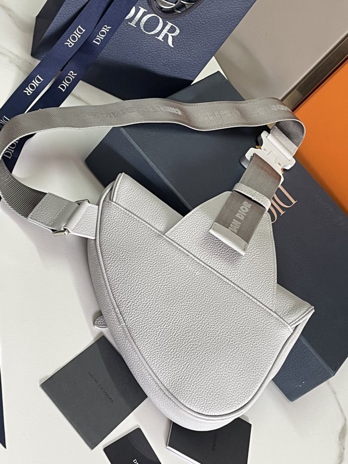  Handbag   Dior  size  26 x 19 x 4.5  cm