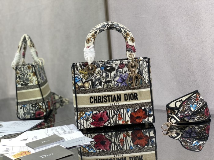 Handbag   Dior  size  24 cm