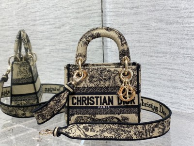 Handbag   Dior  size  𝟏𝟕 𝐜𝐦 