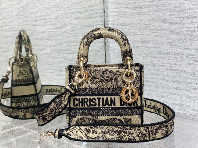 Handbag   Dior  size  𝟏𝟕 𝐜𝐦 