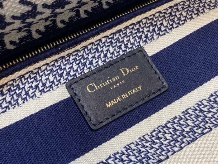  Handbag   Dior  size  24 cm