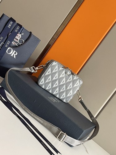  Handbag   Dior   93310  size  17×12.5×5  cm