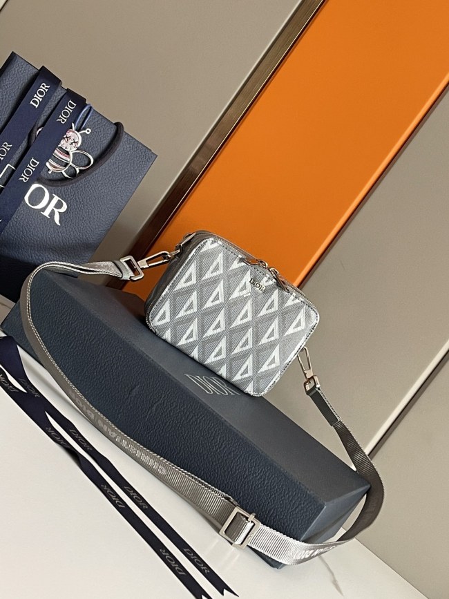  Handbag   Dior   93310  size  17×12.5×5  cm