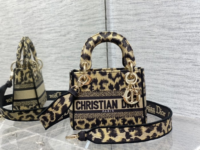 Handbag   Dior  size  𝟏𝟕 𝐜𝐦