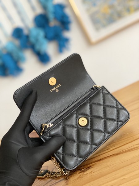 Handbag  Chanel   81216  size 15.2 9.5   3.5 cm