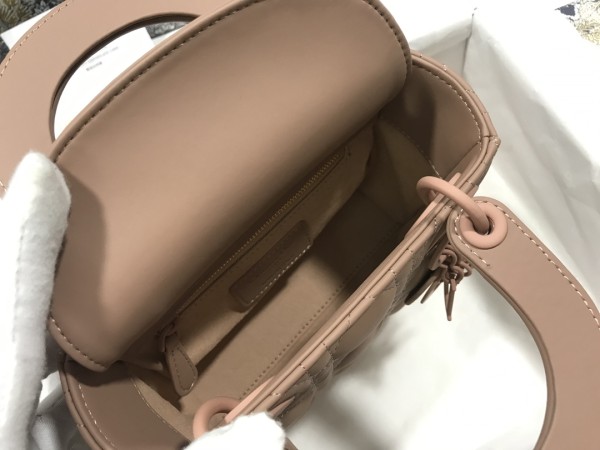 Handbag  Dior  M0505  size  17 x 15 x 7  cm