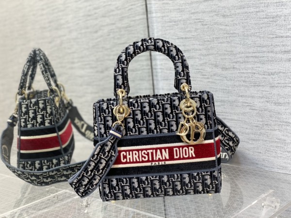  Handbag   Dior  size  24 cm