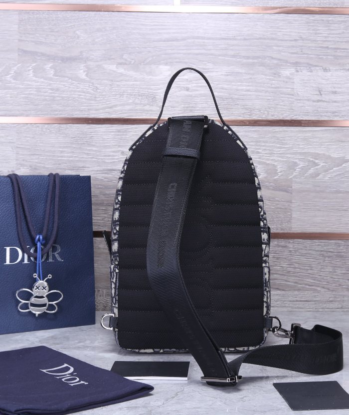  Handbag   Dior  size  21 x 32 x 10  cm