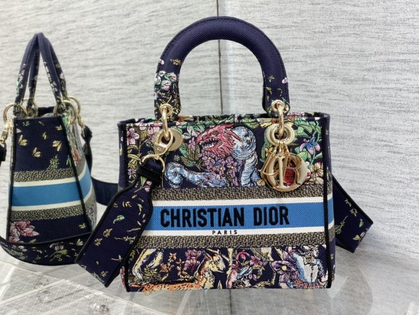  Handbag   Dior  size 24 cm