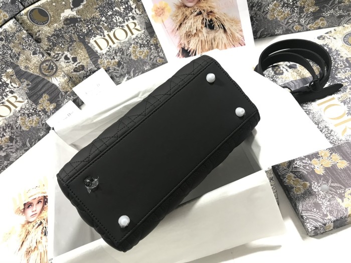 Handbag  Dior   M0565  size  24 x 20 x 11  cm