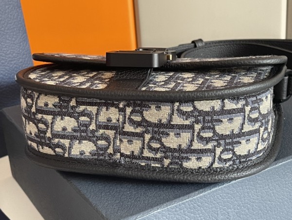  Handbag   Dior  93352  size  20.5*16*5  cm