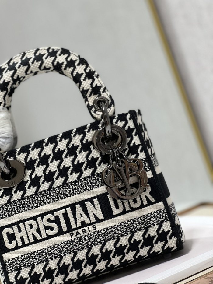 Handbag   Dior  9028  size  17×7.5×14 cm