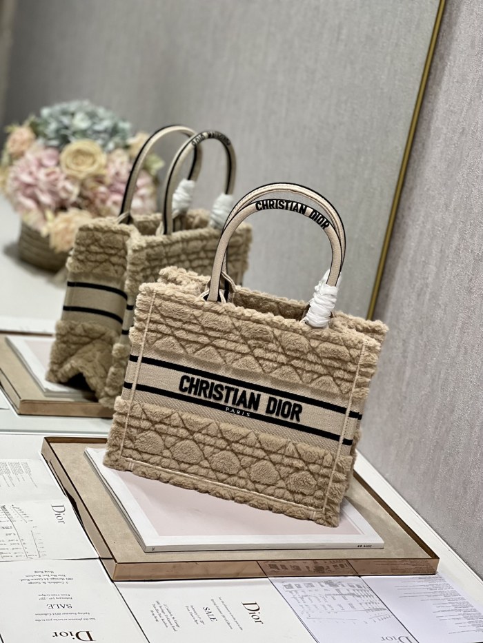 Handbag   Dior  9011  size  26.5×21×14 cm