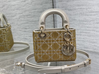 Handbag   Dior  size  12*10*5 cm