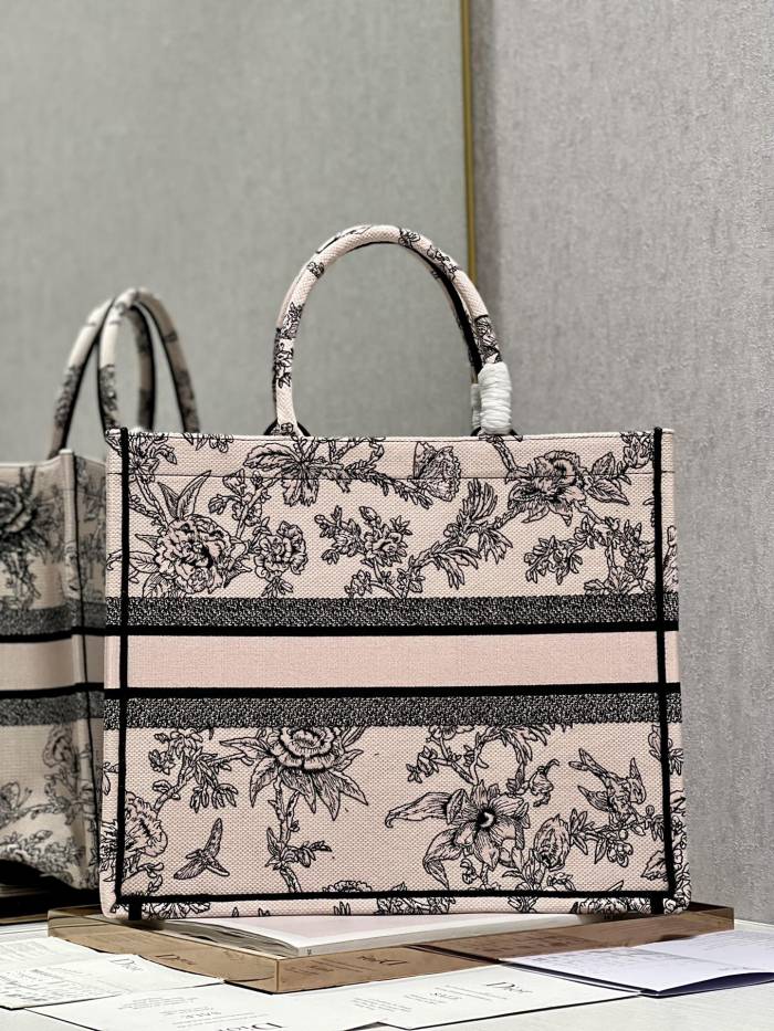 Handbag  Dior  1286  size  41*32 cm