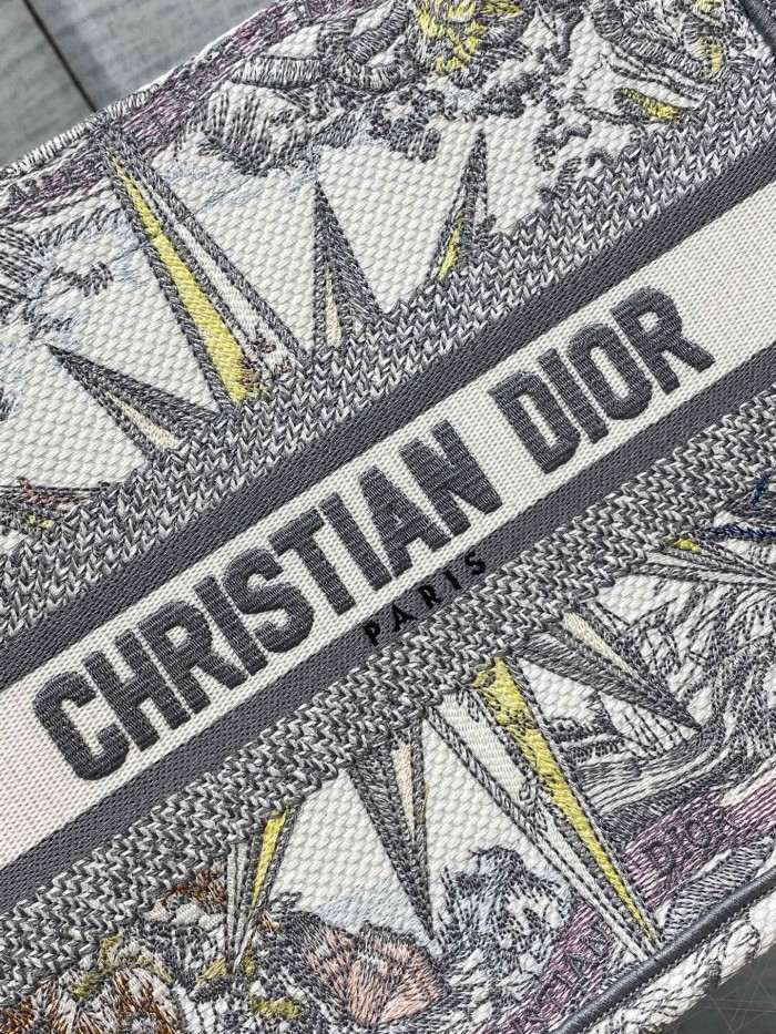 Handbag   Dior  size 26*8*22 cm