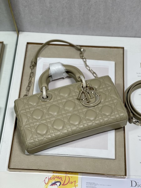 Handbag   Dior 0540 size  26*6*14 cm