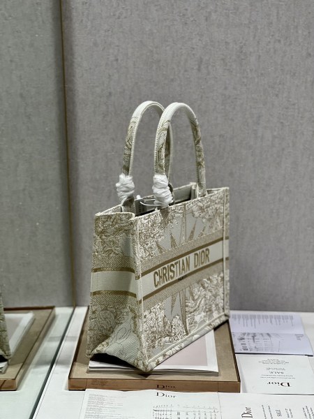 Handbag   Dior  1286  size  36×28  cm
