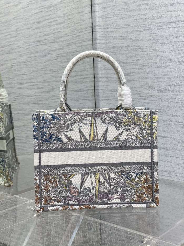 Handbag   Dior  size 26*8*22 cm