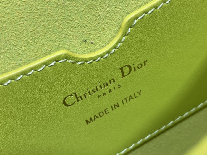 Handbag   Dior  size  22*17*6 cm