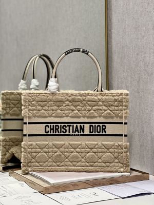 Handbag   Dior  1286  size  36×28  cm