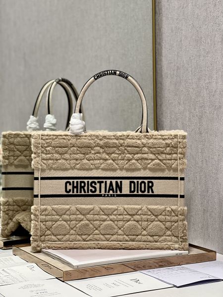 Handbag   Dior  1286  size  36×28  cm