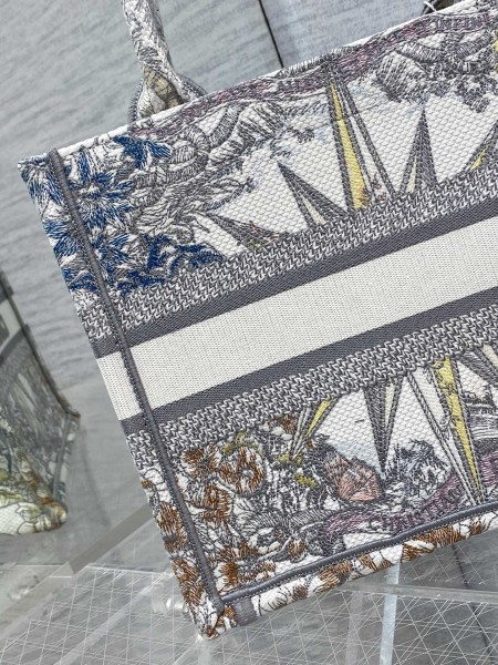 Handbag   Dior  size 26*8*22 cm