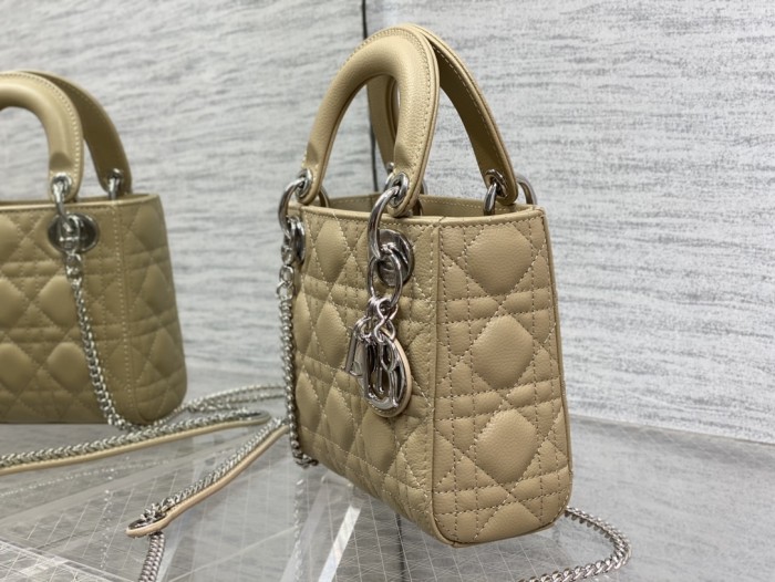 Handbag   Dior  size  17 cm