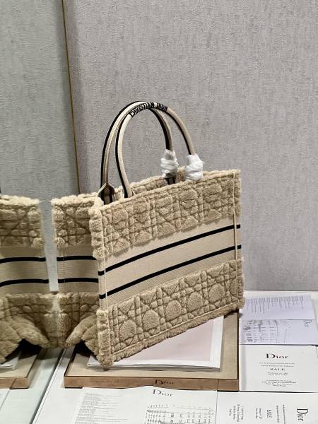 Handbag   Dior  1286  size  36×28  cm