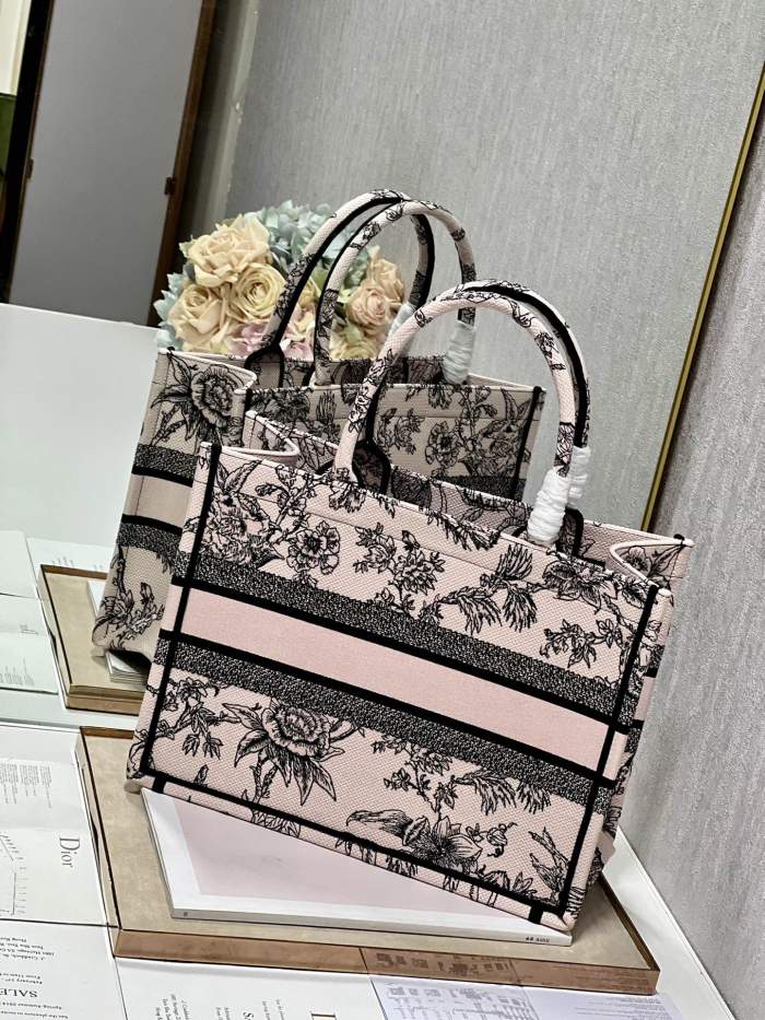 Handbag  Dior  1286  size 36×28  cm