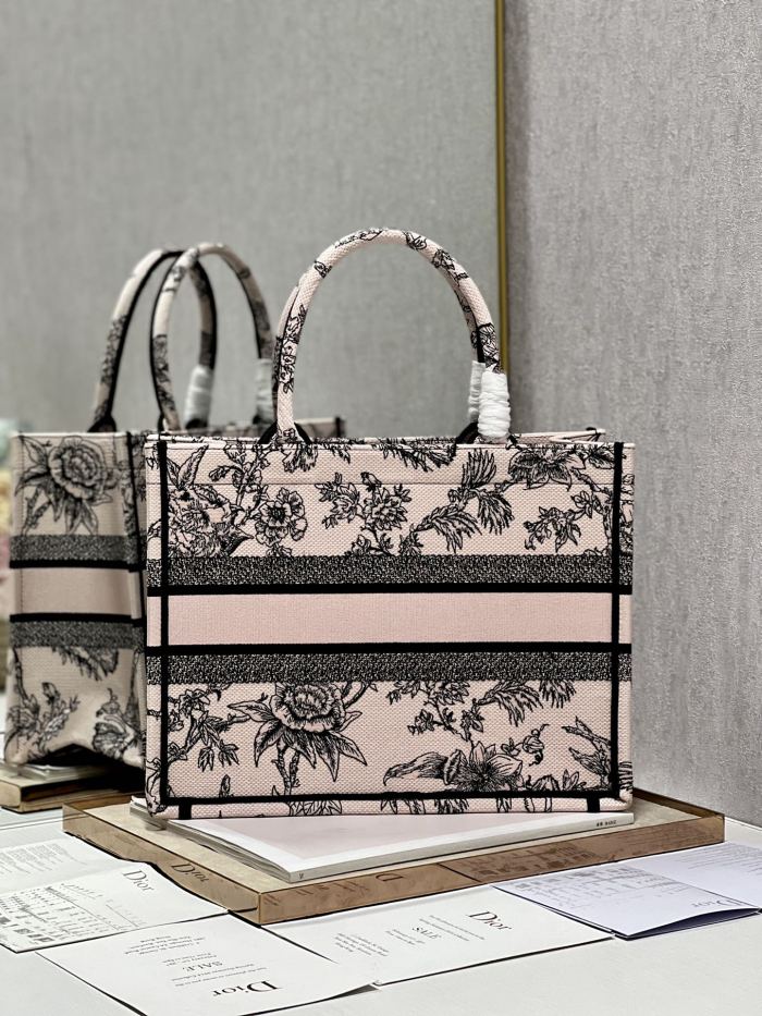 Handbag  Dior  1286  size 36×28  cm