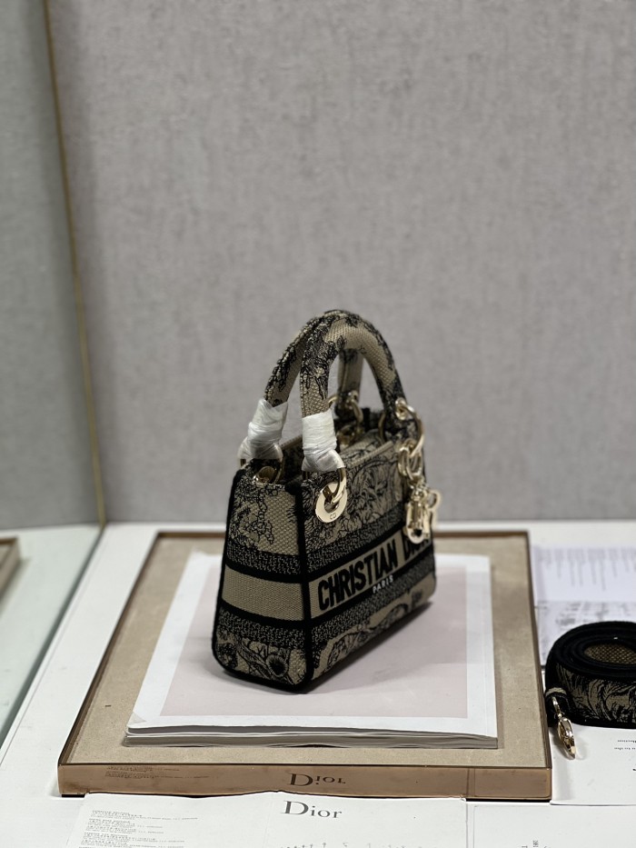 Handbag   Dior  9028  size  17×7.5×14 cm