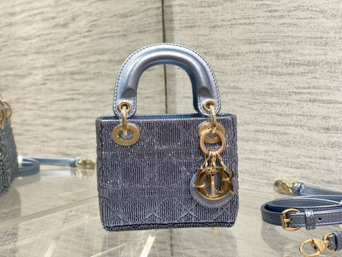 Handbag   Dior  size  12*10*5 cm