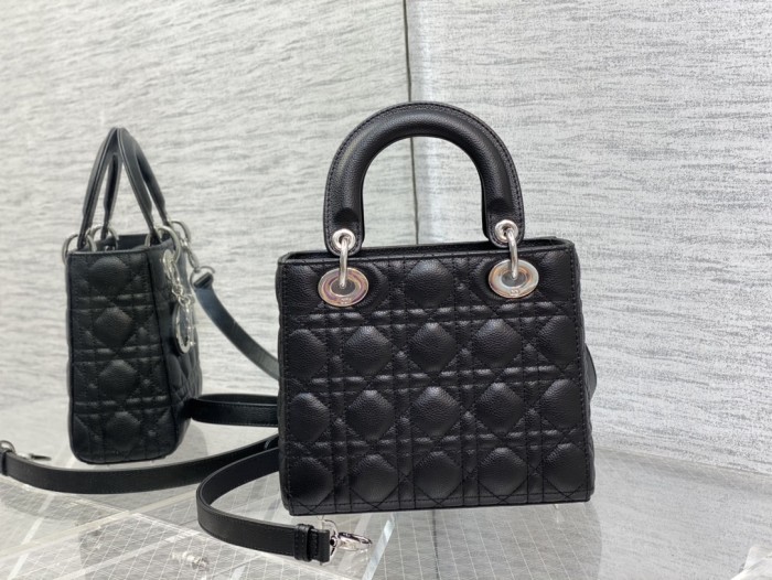 Handbag   Dior  size  20 cm