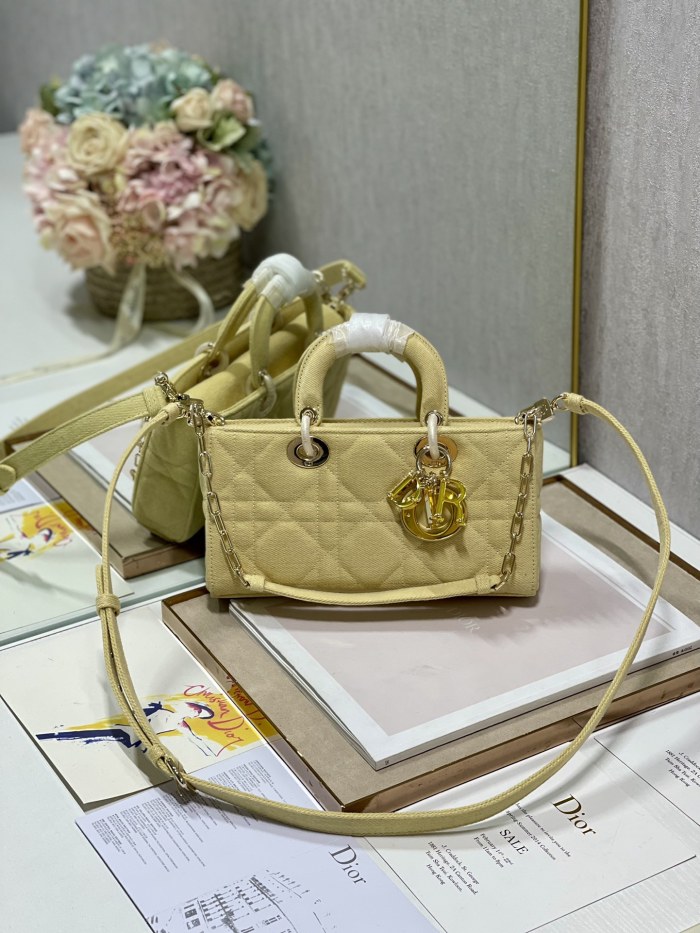 Handbag   Dior   0540  size  26*6*14 cm