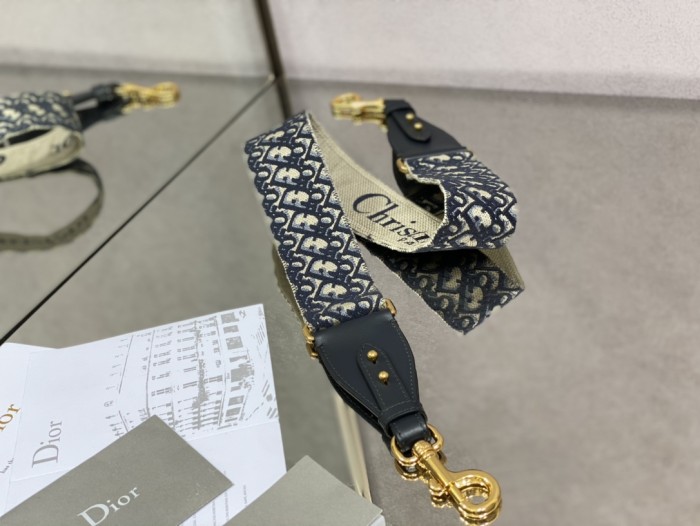 Handbag   Dior  size  27*18*19.5 cm