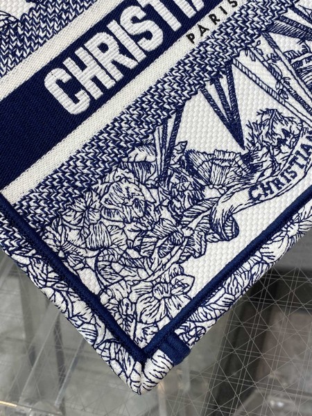 Handbag   Dior  size  26*8*22 cm