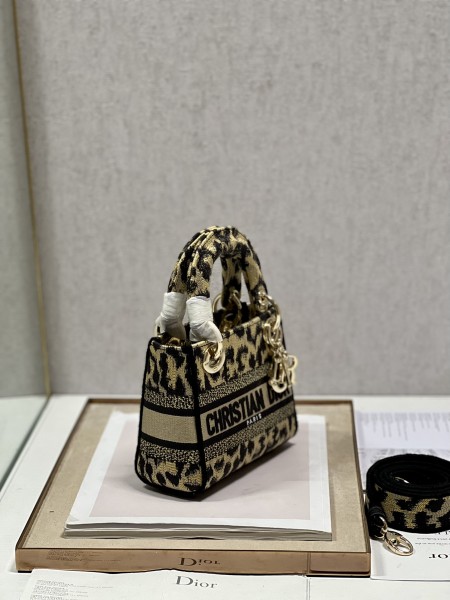 Handbag   Dior   9028  size  17×7.5×14 cm